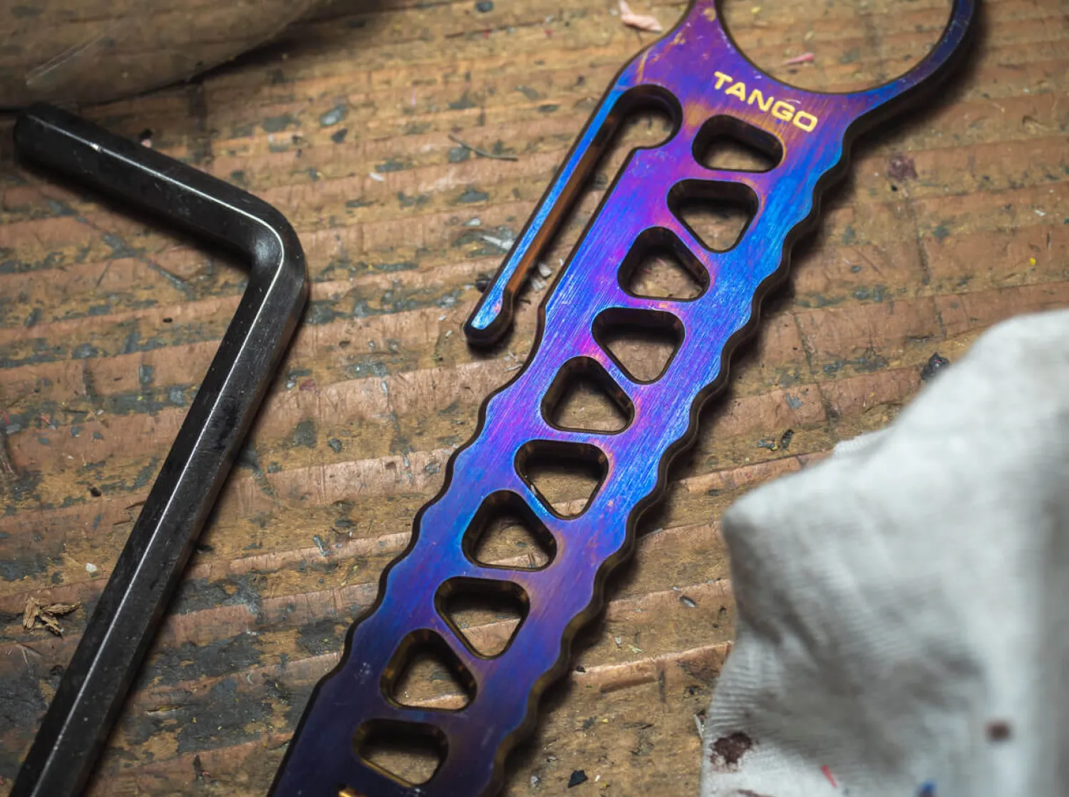 Tango Bar Titanium>Böker Plus Hot